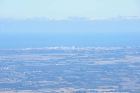 A cidade praiana de Torres vista do alto do canyon Fortaleza, em Cambará do Sul - RS